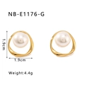 Detailansicht der goldenen Perlenohrringe mit Maßen von 1,9 cm und Gewichtsangaben - Goldener Stil (NB-E1176-G) / 18K Gold