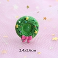 Detail van een hars kerstkrans accessoire met roze strik, maat 2.4x2.6cm - Groene Krans
