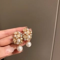 Détail de boucles d'oreilles fleuries dorées avec strass brillants et perle pendante - 19# Tige en Argent - Or - Fleur