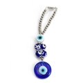 Detail eines blauen Glas-Evil-Eye-Schlüsselanhängers mit Perlen und silbernem Verschluss - Stil BE384BU03/Silberne Kugelkette Mehrperlig