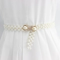 Détail de chaîne de taille en perles avec boucle nœud en strass sur robe blanche femme - Perle Strass X Dorée