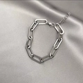 Macro del bracciale a catena argentata con chiusura a moschettone su raso - Bracciale / Argento