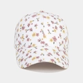 Primer plano de gorra de béisbol con estampado de flores rosas y púrpuras sobre tela blanca - Ajustable / Blanco Floral