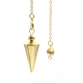 Detailansicht eines goldenen Kupfer-Pendels mit texturierter Perle und Gliederkette - Gold