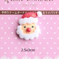 Dettaglio macro di charm in resina Babbo Natale glitterato per decorazioni fai-da-te - Babbo Natale con il naso rosso