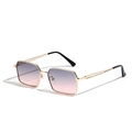 Occhiali da sole squadrati in metallo con montatura dorata e lenti grigio-rosa - Montatura Oro Lenti Sfumate Grigio Rosa