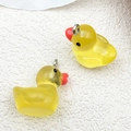 Zwei gelbe 3D-Leuchtharz-Entenanhänger mit Metallringen für DIY-Schmuckherstellung - 20x21mm / Gelb