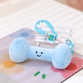 Portachiavi con manubrio in peluche blu, faccina ricamata e accessorio a spirale rosa - Stile Manubrio