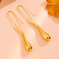 Dettaglio degli orecchini a goccia in oro lucido con un design minimalista e lineare - Ganci per Orecchie a Goccia d'Acqua Semplificati Oro (H206)