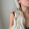 Close-up of a large gold chunky chain hair tie worn on a ponytail for a minimalist style - Chain Style / Gold
