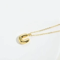 Delicate 14K gold-plated necklace featuring a polished 3D letter C initial pendant - Letter U / Gold