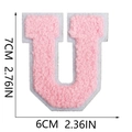 Dettaglio della toppa ricamata con lettera U in ciniglia rosa con dimensioni in cm e pollici - Lettera singola U / Rosa