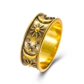 Bague vintage dorée avec gravures soleil lune et étoiles au style bohème chic - Or Antique