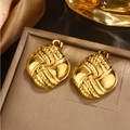 Details von 18K vergoldeten quadratischen Ohrsteckern mit Webstruktur und 2,3 cm Größe - Gold Abgerundete Webtextur Stil(E-272)