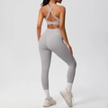 Detalle de conjunto de yoga gris de talle alto y sujetador deportivo cruzado visto por detrás - S / Top Y Pantalón / Gris Escarcha