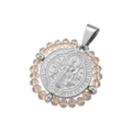 Dettaglio ravvicinato della medaglia di San Benedetto con perle di cristallo champagne - Cristallo Champagne Platino