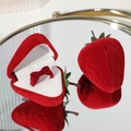 Mini portagioie a forma di fragola rossa floccata con anello a fiocco - Scatola di fragole con anello