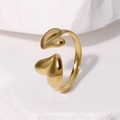 Minimalistischer goldener Herzring auf weißem Stein mit polierter Oberfläche - Gold