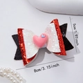 Vista dettagliata del fiocco glitterato con cuore rosa e dimensioni 8cm x 5cm - Cuore Floreale