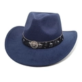 Détail d'un chapeau cowboy en feutre bleu marine avec ruban et emblème de lion doré - M (56-58cm) / Bleu marine