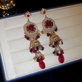 Detailansicht der goldenen Jhumka-Ohrringe mit bunten Perlen und roten Wassertropfenanhängern - 3# Stahlstift-Gold-Rot