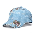 Detailansicht der hellblauen Denim-Baseballkappe mit Vintage-Graffiti und Surf-Prints - Hellblauer Washed Denim Stil (C)