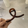 Detailansicht der großen Haarspange in Schildpatt-Optik mit rutschfesten Zähnen für Halt - Groß (ca. 10,5 cm) / Matt Rotbraun