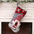 Grauer Weihnachtsstrumpf aus Filz mit gesichtsloser Wichtelpuppe und Karo-Dekoration - Weiblicher Wichtel Weihnachtsstrumpf / Grau