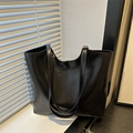 Borsa tote nera lucida minimalista con fibbia dorata e spalline per il lavoro - Senza Ciondolo / Nero