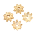 Dettaglio di copriperla a fiore dorato con otto petali per la creazione di gioielli fai da te - Stile 09 (8x8mm) / Set da 20 Pezzi