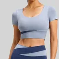 Eng anliegendes grauseeblaues Yoga-Kurzarmshirt mit Kontrastnähten und Brustpolstern - S / Oberteil Und Unterteil / Graublau