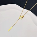 Dettaglio di quadrati intrecciati e ciondolo a barra su collana a Y color oro - Collana con Fibbia Quadrata / Oro