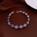 Vista macro detallada de pulsera de circón púrpura con cierre plateado sobre terciopelo - Plata (Zirconia Púrpura)