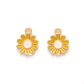 Vue détaillée de deux pendentifs marguerites en émail jaune et blanc avec dorure - Jaune