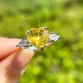 Funkelnder gelber Ring mit Herzschliff Zirkonia und seitlichen Tropfensteinen in Silber - Einstellbar Offen / Gelber Zirkon Weißgold Plattiert