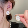 Boucles d'oreilles vintage ovales dorées, émail blanc et motifs floraux violets - Lavande Violette Fond Blanc Émail Style Français