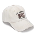 Dettaglio del ricamo NYC e dei bordi sfrangiati sul berretto da baseball in denim beige - Avorio