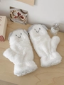 Nahaufnahme weißer Plüsch-Fäustlinge mit niedlichen Hundeohren auf einem Holztisch - Kopfhörer-Baby-Klappstil / Weiß