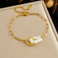 Pulsera de moda de acero dorado con cadena de clip y perlas blancas sobre joyero elegante - Estilo de Cadena de Clip con Círculo de Cuerda Trenzada y Racimo de Cinco Perlas (B1744)