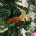 Scoiattolo di peluche arancione con pigna decorativo su un ramo di albero di Natale - Stile 6 (20x6x10cm)