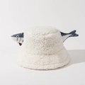 Dettaglio del cappello pescatore bianco in lana d'agnello con decoro a pesce azzurro - M (56-58cm) / Bianco