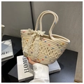 Dettaglio della borsa a secchiello in paglia intrecciata con pois crema e fiocco in pizzo - Stile con Fiocco in Pizzo / Bianco Sporco con Puntini Colorati