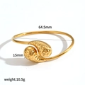 Détail d'un bracelet manchette goutte doré avec texture martelée et mesures précises - Style Goutte d'Eau Martelé (TB7167)