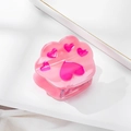Dettaglio del fermaglio per capelli a zampa di gatto rosa con cuori su fondo bianco - Rosa