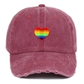Détail de la broderie cœur arc-en-ciel et visière usée sur casquette rouge délavée - Réglable / Bordeaux Distressed