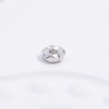 Vista macro di perla distanziatrice irregolare in argento S925 per gioielleria fai-da-te - Piccolo 4mm / Oro Bianco