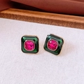 Detail von quadratischen Vintage-Emaille-Ohrringen mit rubinrotem Kristallbesatz - Silberstift Quadratische Ohrstecker Gold Grün Rosa