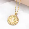 Collier pendentif Saint Benoît doré avec cristaux de zircon sur fond de marbre blanc - Style A-Or Zircon Blanc