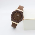 Détail d'une montre octogonale or rose avec cadran fleuri et bracelet en cuir marron - Café