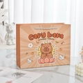 Süße orange-rosa Geschenktüte mit Wasserschwein-Illustration und weißen Kordelgriffen - Wasserschwein 3